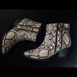 Viper print boots, gray with black number 7